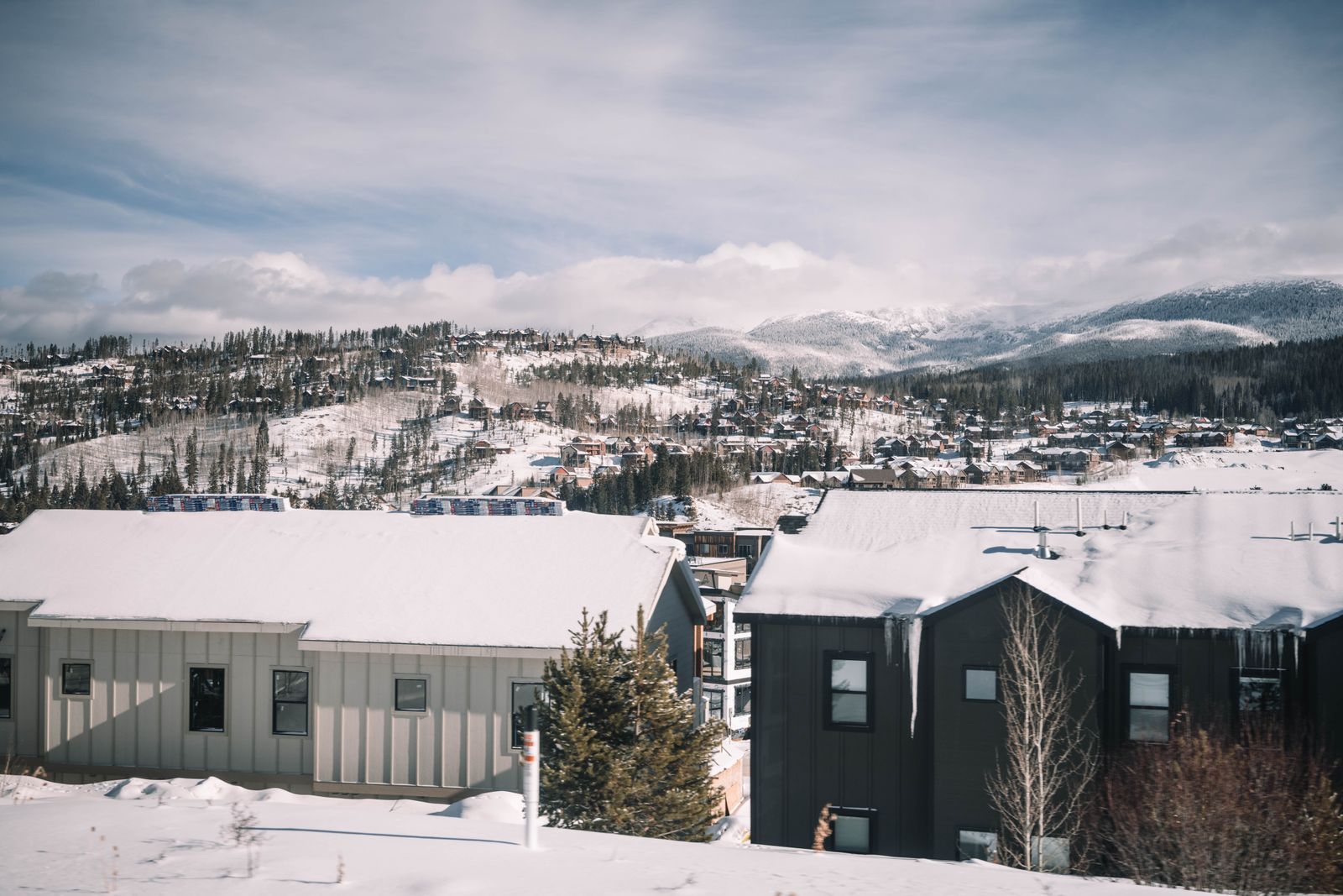 Beautiful winter scene of a snow-covered mountain town in Colorado with scenic views.